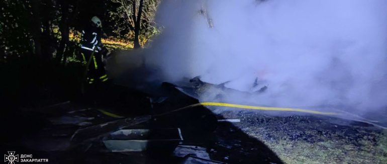 На Хустщині рятувальники ліквідували пожежу в закинутій будівлі