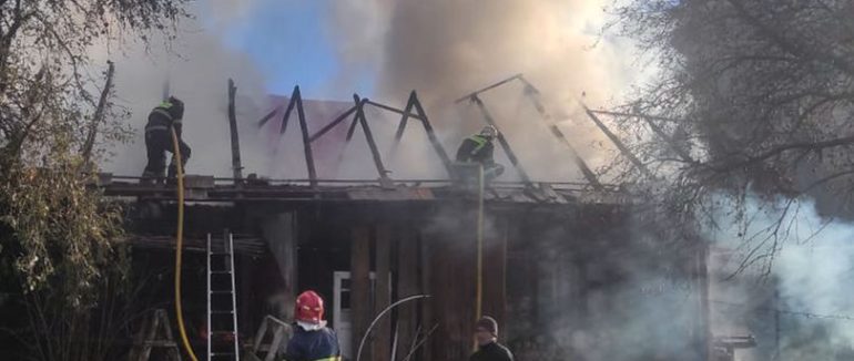 Ужгородські рятувальники ліквідували пожежу в надвірній споруді