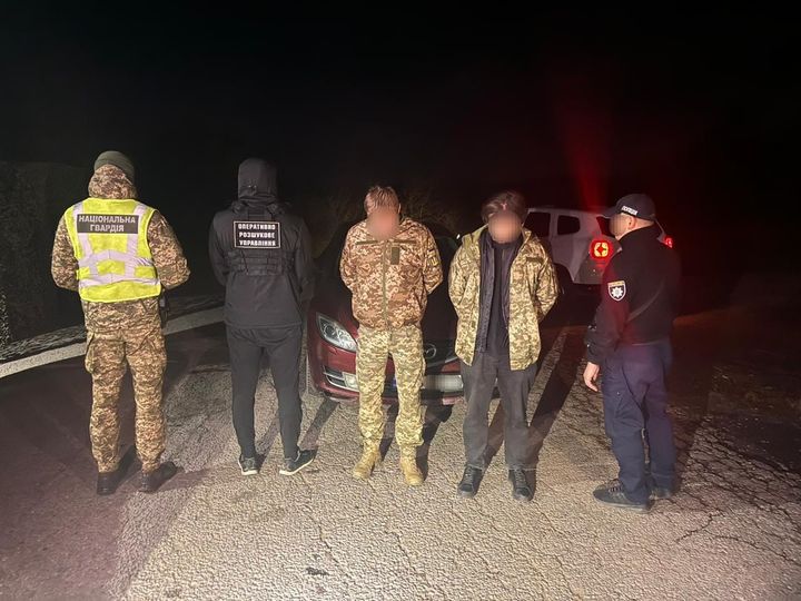 На Закарпатті біля кордону затримали чоловіків у військовій формі