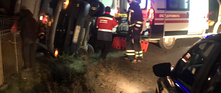 Вантажівка вилетіла у кювет: на Хустщині у ДТП постраждав чоловік