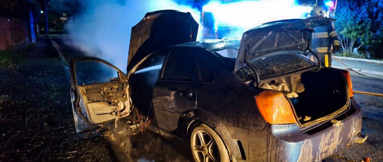 У Мукачеві місцеві вогнеборці загасили пожежу в легковому автомобілі