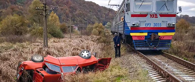 ВАЗ зіткнувся з електропотягом: на Ужгородщині трапилася смертельна ДТП