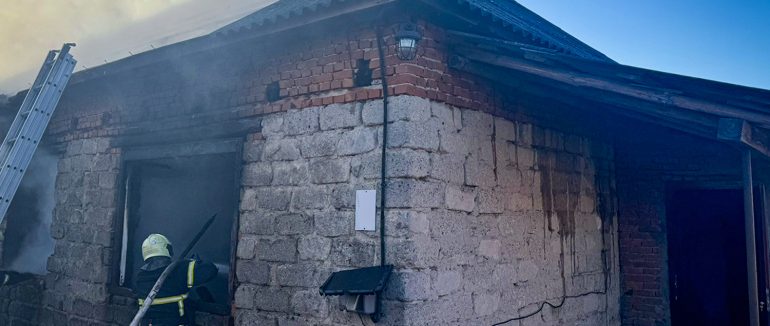 На Хустщині вогонь охопив будинок, в якому перебували двоє дітей