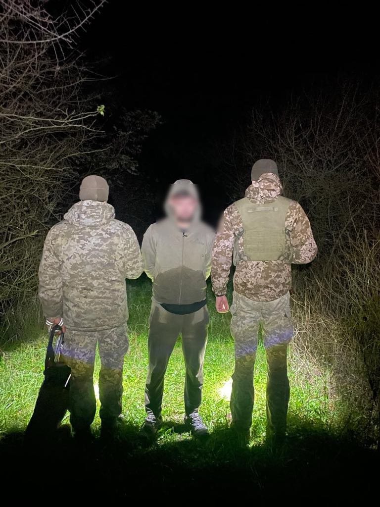 «Я хочу здатися»: на Закарпатті чоловік під час спроби втекти до Угорщини ледь не втопився у болоті