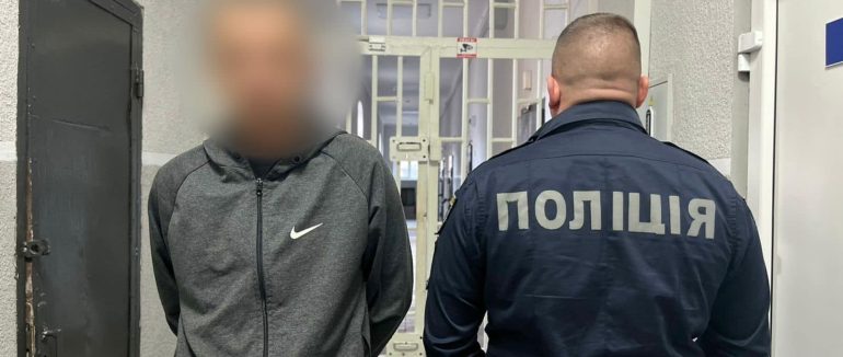 Серійний крадій “полював” на паливо вантажівок у Мукачеві