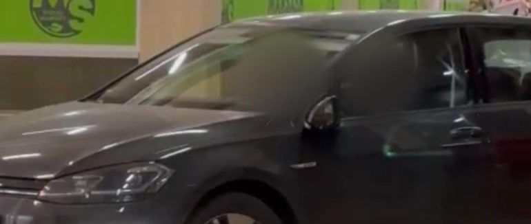 В Ужгороді затримала чоловіка, який заїхав на автомобілі в торговий центр