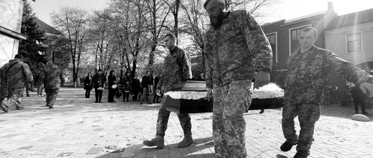 У Мукачеві провели в останню дорогу 47-річного захисника Сергія Сухана