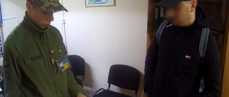 На Закарпатті зупинили чоловіка, який вдавав з себе інваліда, аби виїхати з України