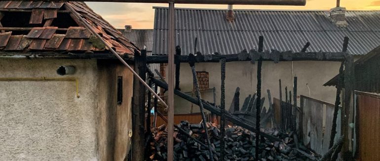 На Мукачівщині рятувальники врятували від вогню два будинки