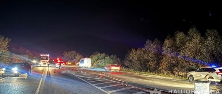 Поліція Закарпаття встановлює обставини ДТП, внаслідок якої загинула жінка-пішохід