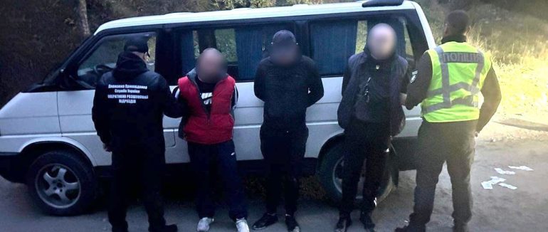 На Рахівщині заблоковано ще один канал переправлення військовозобов’язаних через кордон: поліція затримала організатора