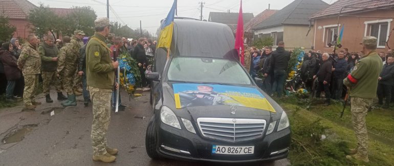 У Батівській громаді попрощалися з Героєм Іваном Папішем