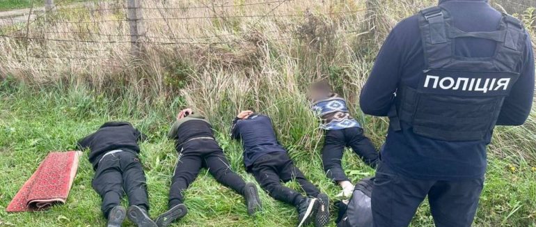 Двоє закарпатців та іноземець організували “бізнес” з переправлення чоловіків через кордон