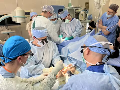 Лікарі із США та Закарпаття спільно оперують поранених захисників