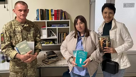 Учасники Munkach Book Club передали книги для поранених захисників у госпіталі