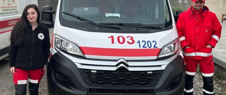 На диво залишився живим: на Рахівщині гілка дерева проштрикнула чоловіку шию