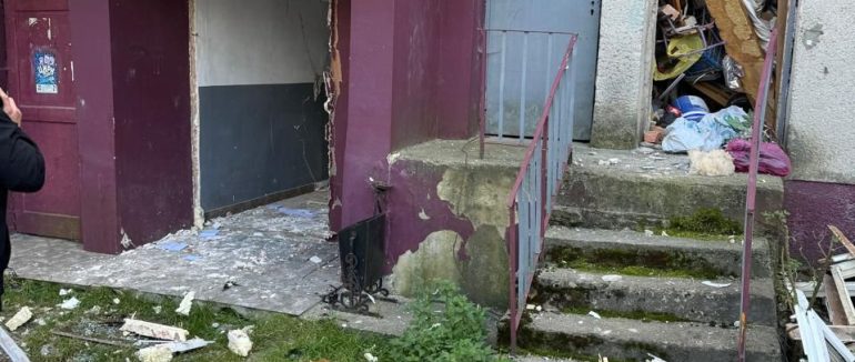 В багатоквартирному будинку у Сваляві стався вибух: поліція працює на місці події