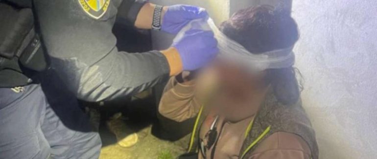 В Ужгороді чоловік бив співмешканку сокирою, патрульні рятували жінку