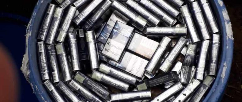 Сигарети бочками. На Закарпатті прикордонники витягли з Тиси тютюнові вироби