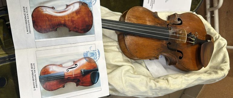 Чоловік намагався вивезти з України дві старовинні скрипки