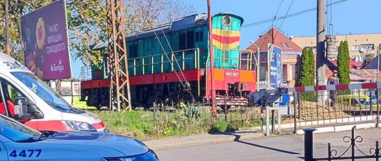 В Ужгороді на переїзді локомотив збив підлітка (ВІДЕО)