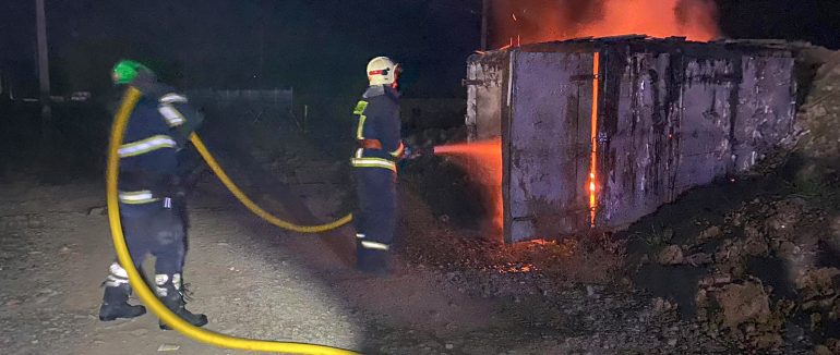 Перечинські рятувальники ліквідували пожежу в будівельному вагончику