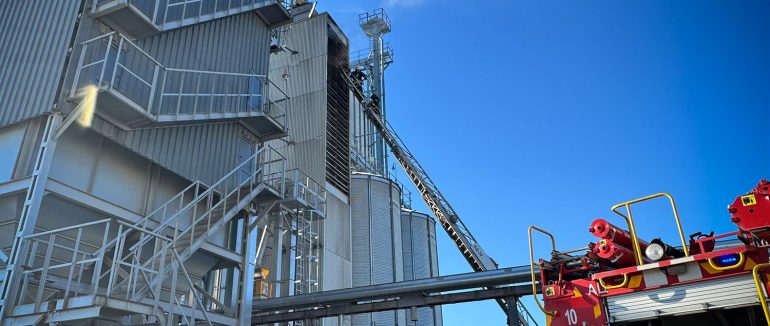 У Жукові на Мукачівщині гасили пожежу в зерносушарці