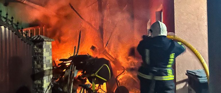 На Рахівщині виникла пожежа через попіл, який викинули поруч з дровами