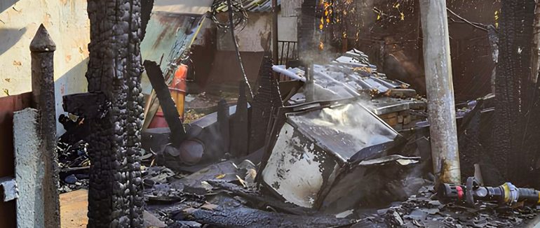 У селі Косино рятувальники вберегли від знищення вогню літню кухню