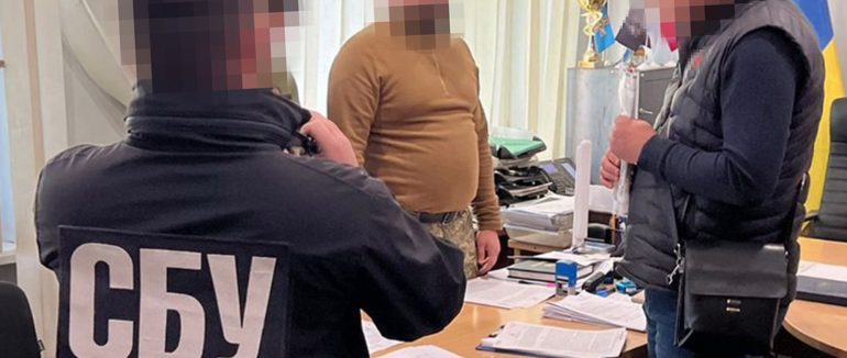 СБУ і Нацполіція викрили на Закарпатті очільника районного ТЦК та заступника комбрига Тероборони, які «заробляли» на ухилянтах