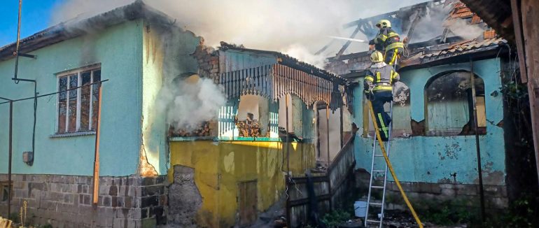 У Мукачеві рятувальники двічі ліквідовували пожежу у житловому секторі