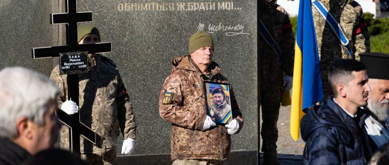 В Ужгороді провели в останню дорогу 41-річного солдата Романа Лабу