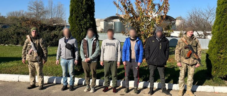 На Закарпатті затримали 5 чоловіків з човном, які намагалися переплисти Тису