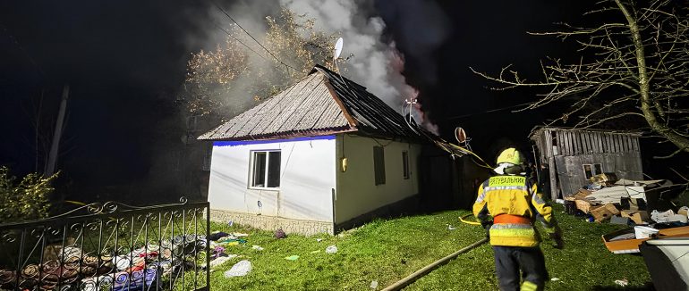 Значну пожежу на приватному обійсті ліквідували рятувальники Перечина