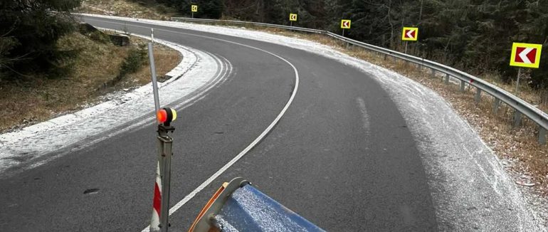 У гірських районах Закарпаття на дорогах працює техніка