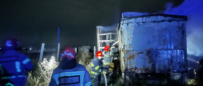 Ужгородські рятувальники ліквідували пожежу в металевому вагончику