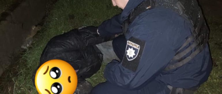 В Ужгороді патрульні поліцейські допомогли чоловіку, який впав та втратив свідомість