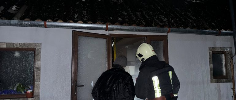 На Мукачівщині зайнялася господарча споруда-майстерня