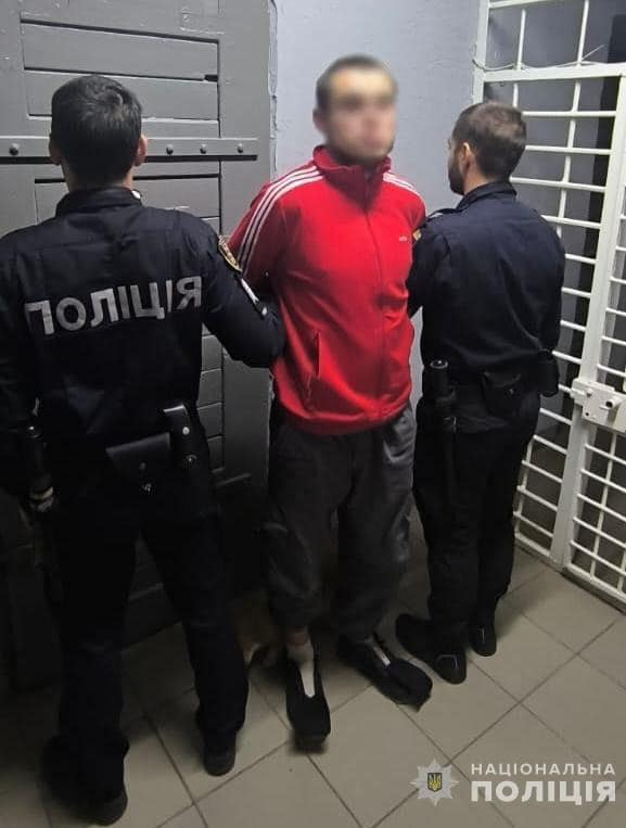 Поліція Ужгорода затримала зловмисника, який посеред вулиці побив місцевого жителя
