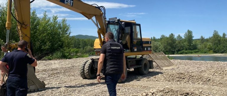 Судитимуть осіб, які налагодили незаконний видобуток корисних копалин на Берегівщині