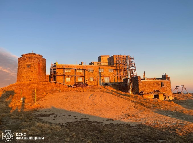 Сонячний і морозний світанок на горі Піп Іван