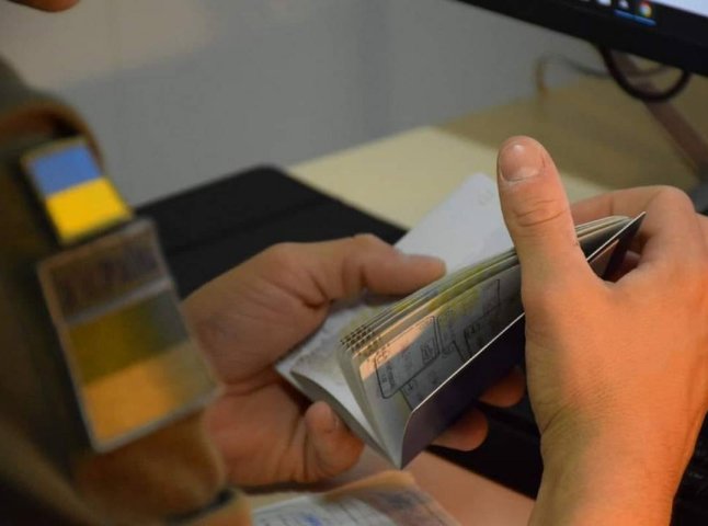 На Закарпатті на кордоні затримали 24-річного жителя Луганщини з підробними документами