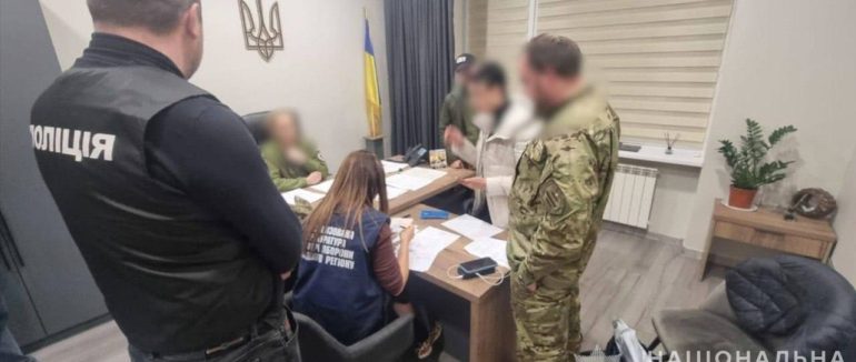 На Закарпатті поліція та СБУ викрили злочинну групу лікарів та службовців, які продавали довідки ухилянтам