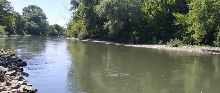 На Хустщині на березі річки виявили 46-річного потопельника