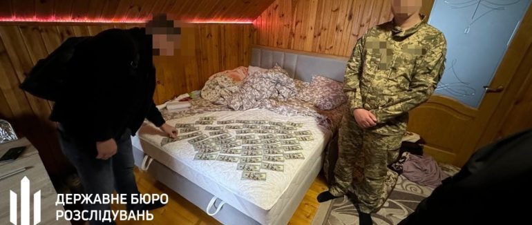 На Закарпатті викрили правоохоронця, який «підвіз» ухилянтів  до кордону за 10 тис. дол. США