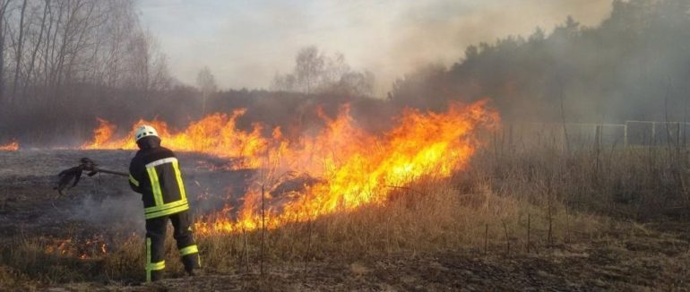 На Хустщині 60-річний чоловік отримав опіки ніг через загорання сухої трави