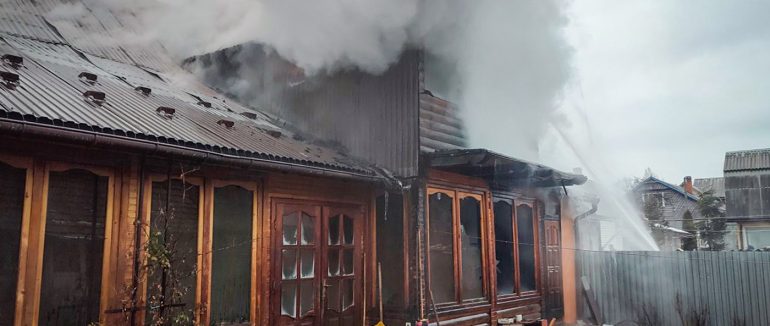 На Рахівщині пожежа охопила два житлові будинки