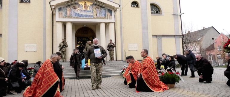 У Мукачеві провели в останню дорогу полеглого Героя Петра Павлюка
