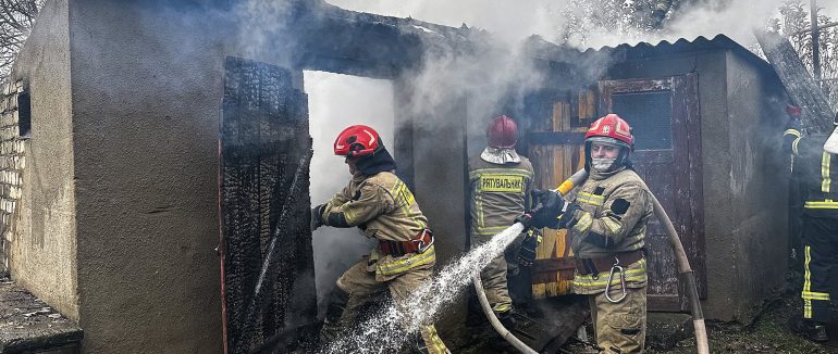 Ужгородські рятувальники ліквідували пожежу на приватному обійсті