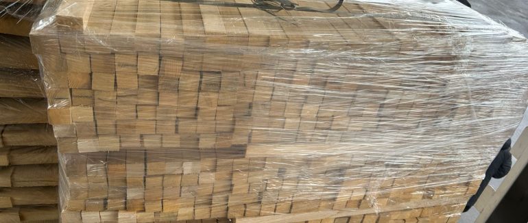 На Закарпатті митники виявили «липову» партію лісопродукції у вантажівці